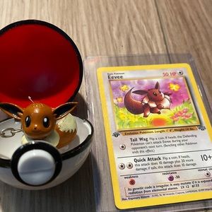 Pokémon Eevee 1st edition 51/64 WITH authentic pokeball Eevee keychain